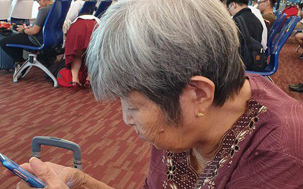 Bà cụ Việt 76 tuổi trốn con cháu đi du lịch bụi Thái Lan: Tự lên mạng book chỗ ăn chơi, dùng "gu gồ máp" để kiếm đường